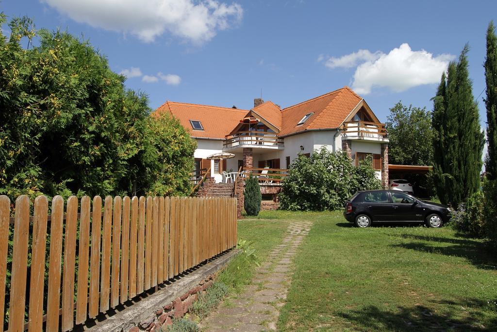 Voeroesko Apartmanhaz Ревфюлёп Экстерьер фото